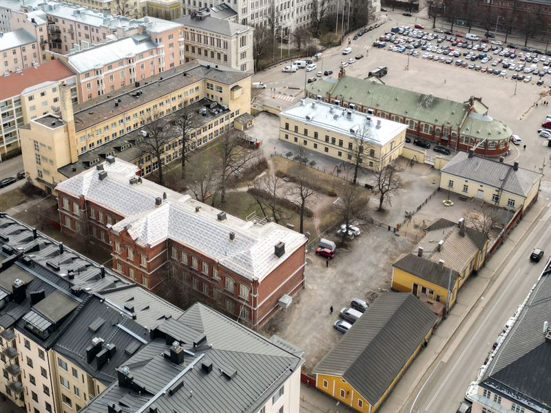 Vasta perustettu yhteiskuntakiinteistöihin sijoittava CapMan Social Real Estate -rahasto (CMSRE) tekee ensimmäisen sijoituksensa sijoittaessaan kahteen päiväkoti- ja yhteen koulukiinteistöön Helsingin keskustassa. Kahdessa rakennuksista toimii Ranskalainen Jules Verne -koulu ja leikkikoulu, ja yksi rakennuksista tulee remontin valmistuttua toimimaan tilana Helsingin kaupungin päiväkodille. Kaikissa kolmessa rakennuksessa on pitkäaikaiset vuokrasopimukset. Rakennuksiin hankitaan energiatodistukset, jolloin kiinteistöistä tulee EU-taksonomian mukaisia. Ensimmäisen investointinsa jälkeen rahasto jatkaa varainhankintaa tavoitellen 500 miljoonan euron sijoitussitoumuksia ja lähes 1 miljardin euron kokonaissijoituskapasiteettia tulevina vuosina.